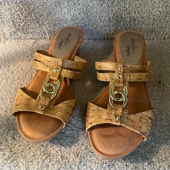 Ladies Sz 6.5 sandals, NWOT, in Tan with Gold Metal Accents - Picture 1 of 5